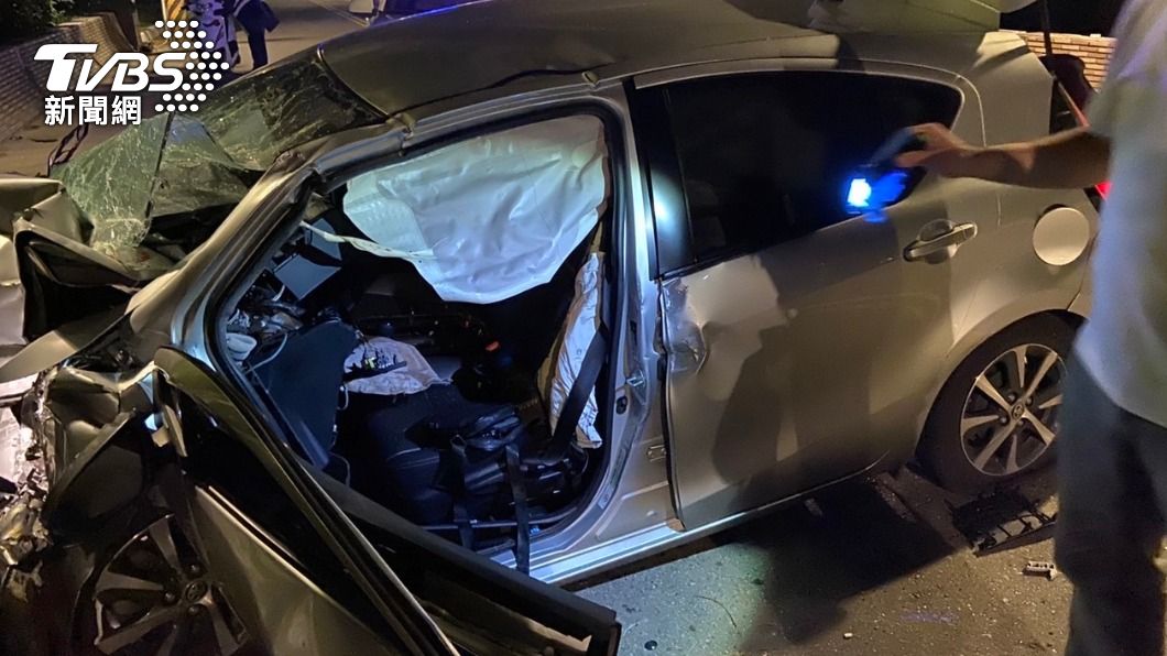 不得了!夫妻租車出遊超速自撞 車內藏槍身上藏毒