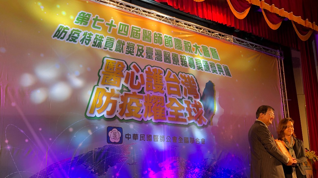 王必勝爆緋聞傷形象!獲防疫貢獻獎仍神隱 陳時中回應了