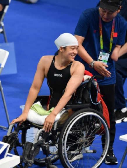 錢紅豔成為游泳金牌選手。(圖/翻攝自新浪微博)