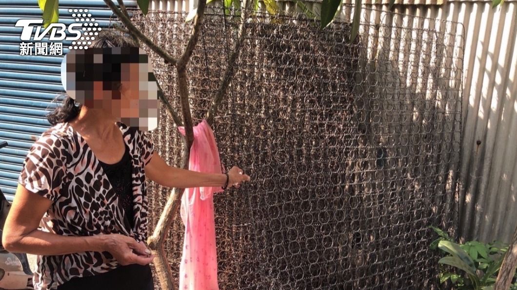 吳婦拆解床墊,欲將彈簧鐵絲拿去變賣,以貼補家用。(圖/警方提供)