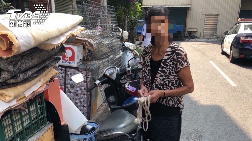 吳婦偷床墊遭逮。(圖/警方提供)