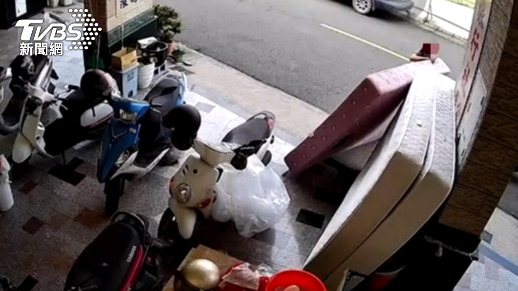 吳婦偷床墊的過程全被監視器給錄下。(圖/警方提供)
