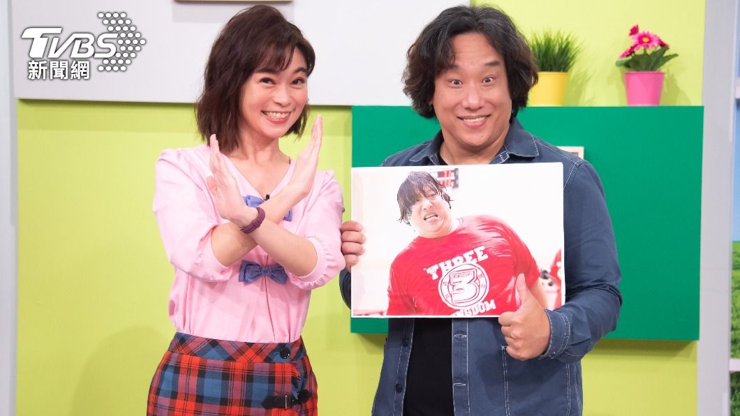 阿龐與主持人鄭凱云約定，下次來節目會瘦到80公斤以下。（圖／TVBS）