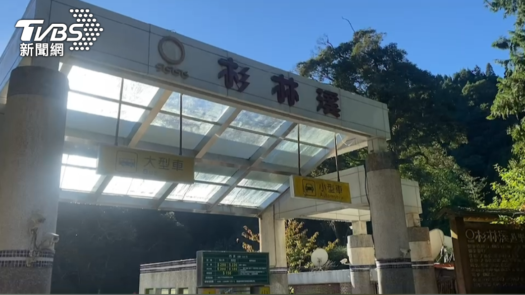 排隊入杉林溪賞楓的民眾絡繹不絕。（圖／TVBS）