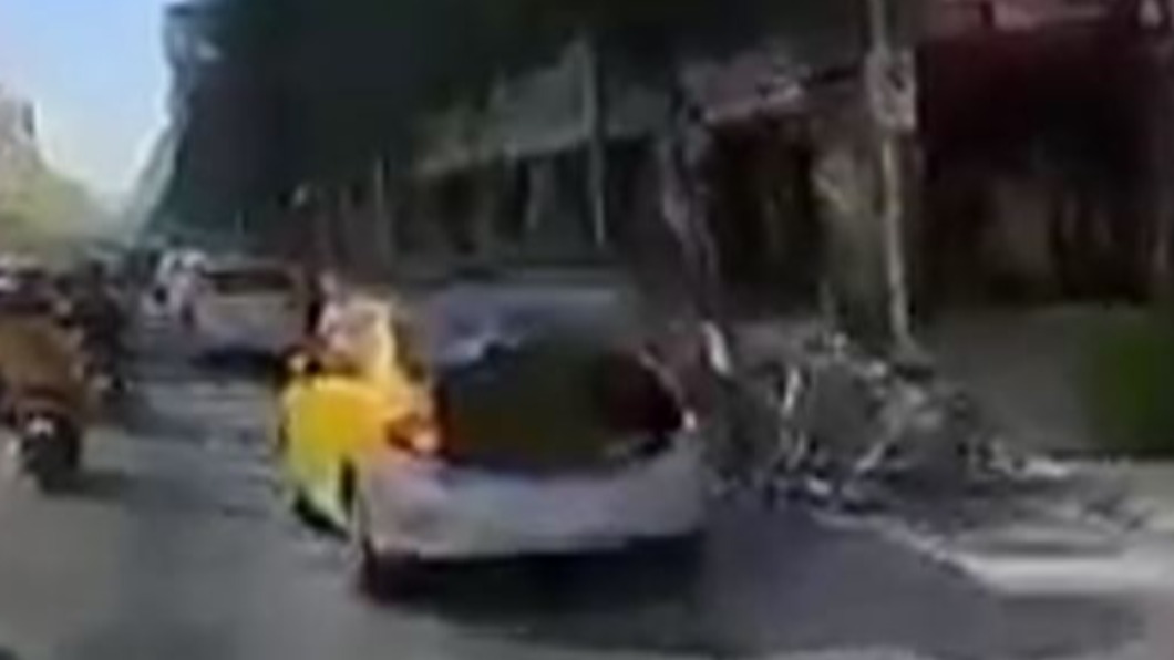 計程車違停紅線,還將後車廂掀起擋住車牌。(圖/翻攝自八卦村 臉書)