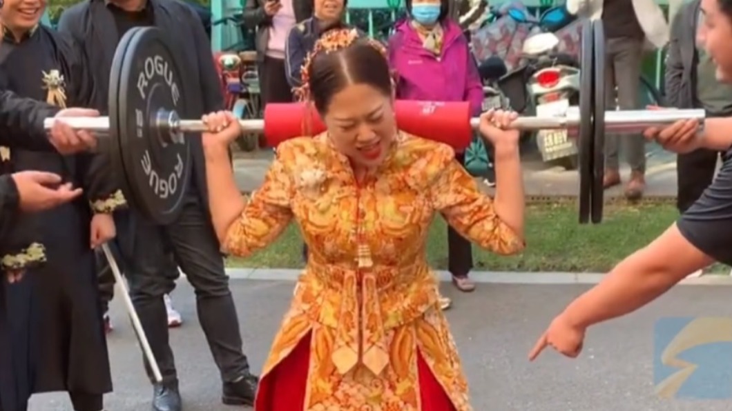 最健康婚禮?友帶40公斤槓鈴惡整 新娘當場舉起深蹲