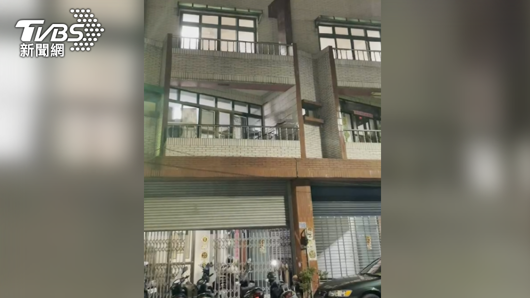  民眾報案稱透天厝有幫派打群架鬧事，20多名快打警力到場發現，原來是民眾在練劍道。（圖／TVBS）