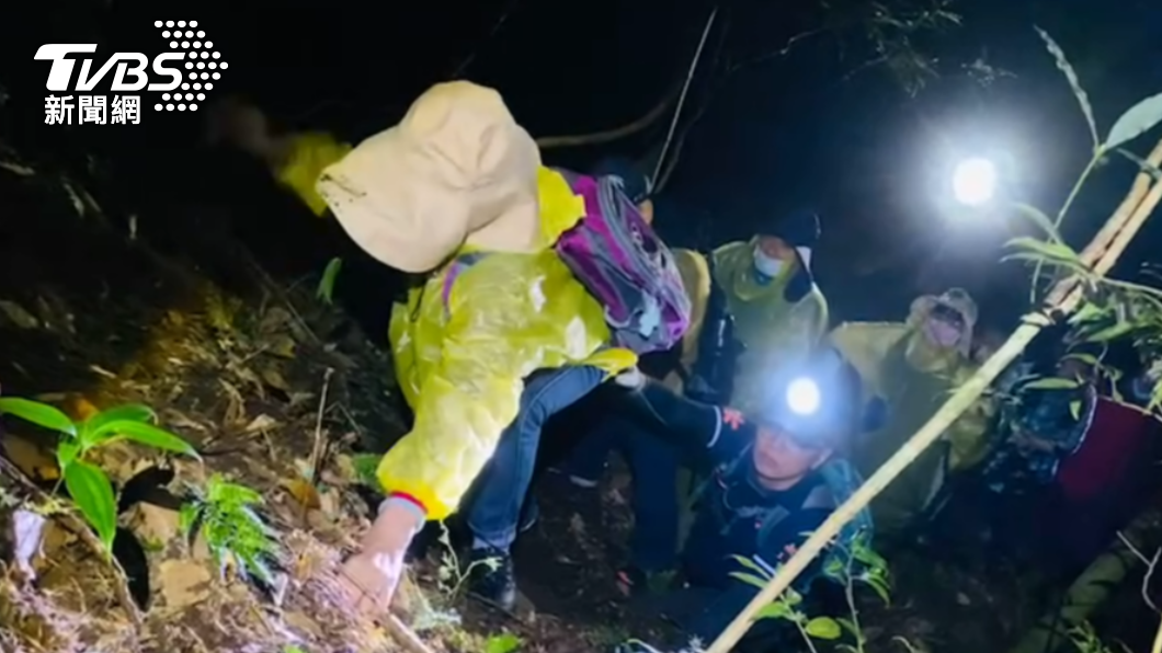 消防人員連夜指引道路，費盡12小時，將30名長者脫困。（圖／南投縣消防局提供）