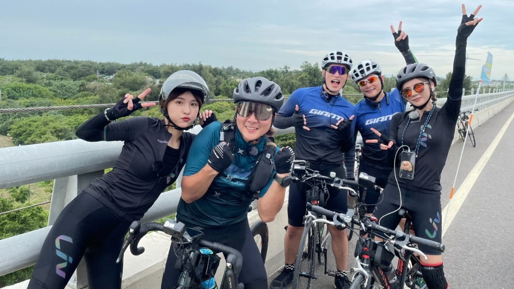 5人一路上為彼此加油打氣,孫協志將「坐機車」的福利讓給峮峮。(圖/中視提供)