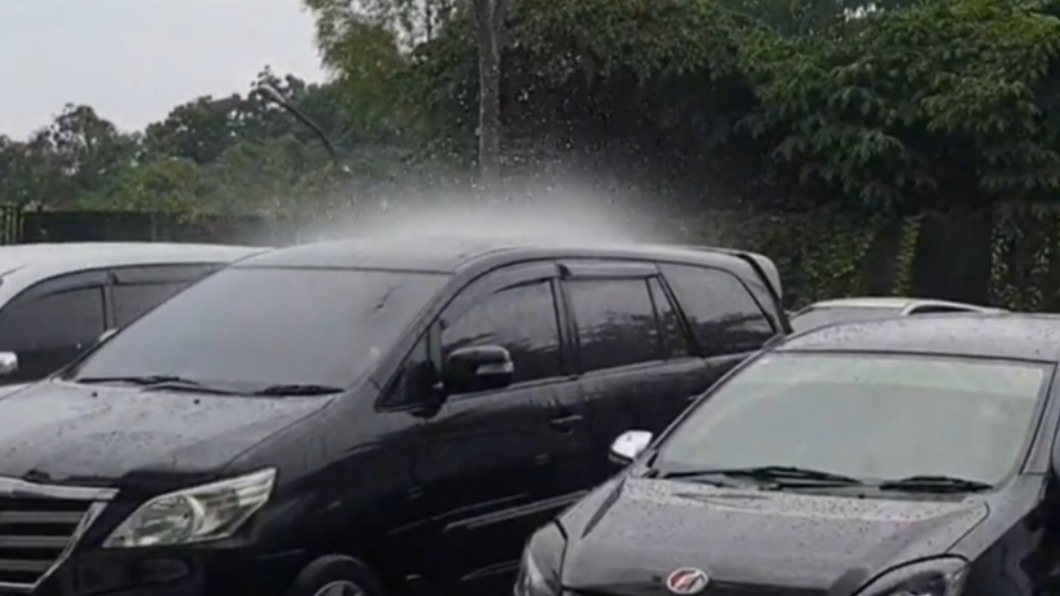 詭異畫面曝!停車場天降怪雨「只淋1輛車」 氣象局解答