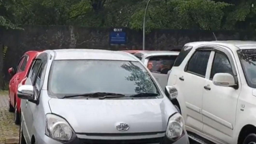畫面拍到停車場其他地方都是乾的。（圖／翻攝自＠uryanriana IG）