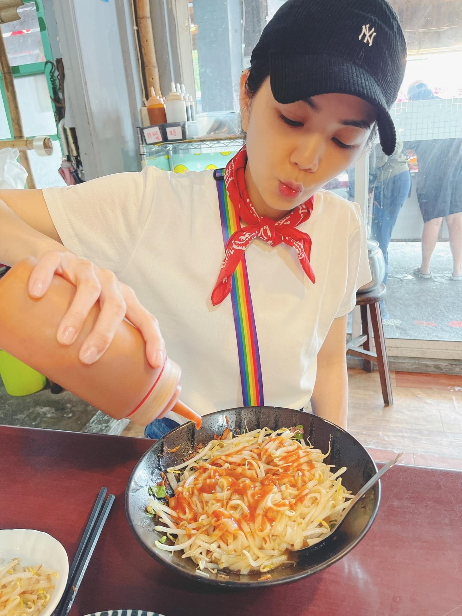 Ella建議,客家粄條加蔥蒜與辣椒醬後更好吃。(圖/翻攝自陳嘉樺 Ella臉書)
