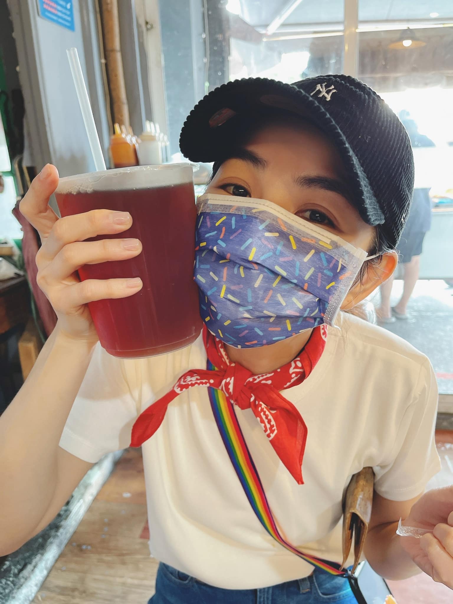難得回家鄉的Ella,神情看似十分滿足。(圖/翻攝自陳嘉樺 Ella臉書)