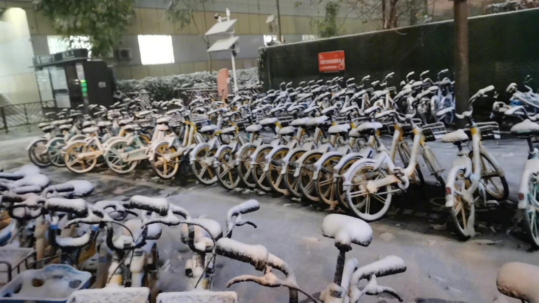 飄雪了!北京降下今年初雪 比往年提早23天