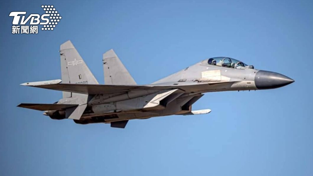 共軍「殲-16」戰機飛行路線相當靠近海峽中線南端,挑釁意味濃厚。(圖/國防部提供)