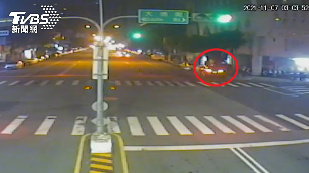 台中銀行台中分行大門口前車禍撞擊瞬間。（圖／警方提供）