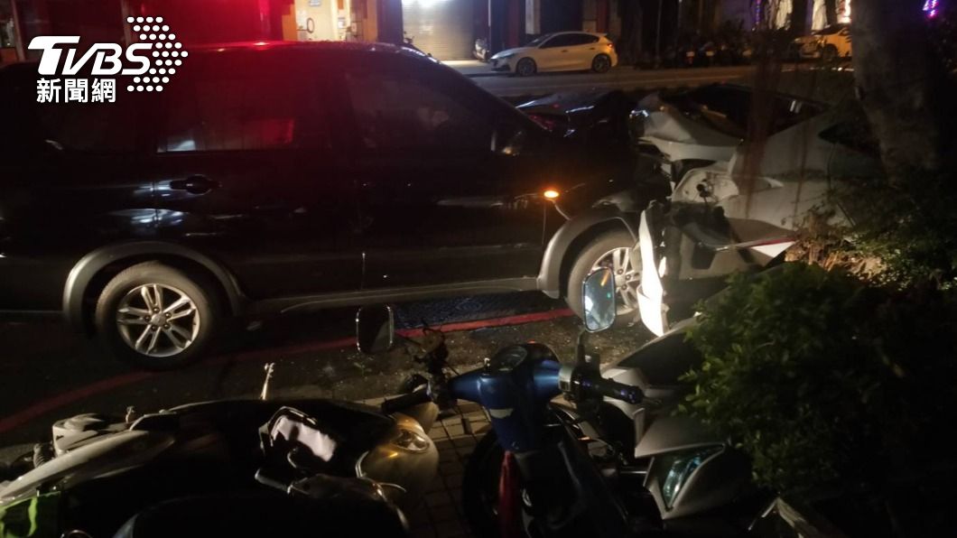 台中男恍神「骨牌連撞」15車　駕駛車頭全爛有得賠了