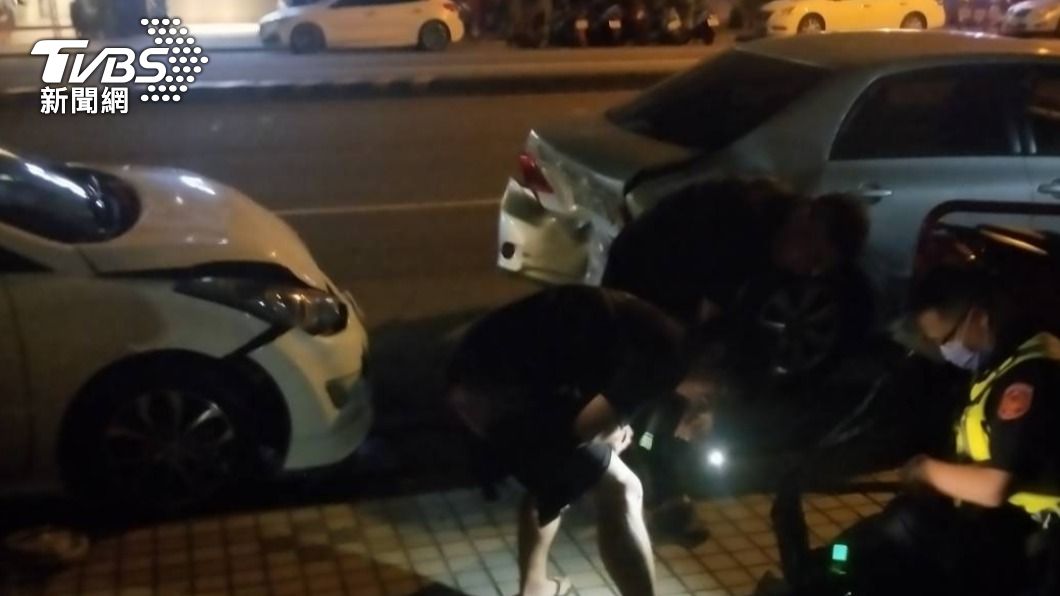 台中一名陳姓男子因疲勞駕駛，撞毀停在路邊的2輛轎車。（圖／警方提供）