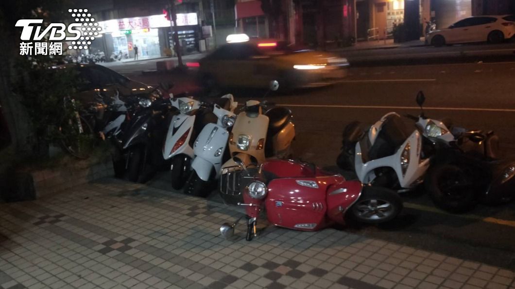 台中一名陳姓男子因疲勞駕駛，自撞路旁13部機車，導致機車有不同程度毀損。（圖／警方提供）