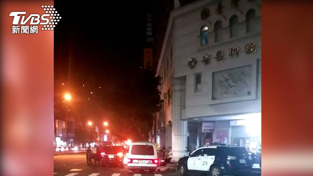 台灣銀行台中分行大門口前，今（7）日凌晨3時許，發生一起車禍。（圖／警方提供）
