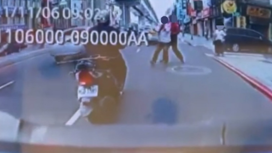 外送員差點被機車撞上。（圖／Facebook 我是板橋人）