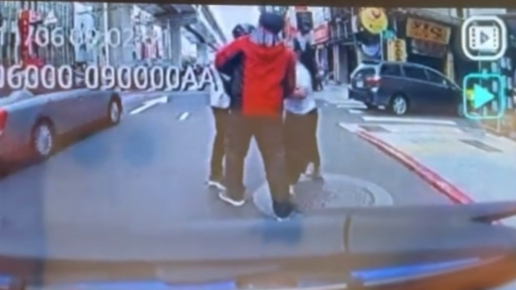 3人在路中央爭論。（圖／Facebook 我是板橋人）