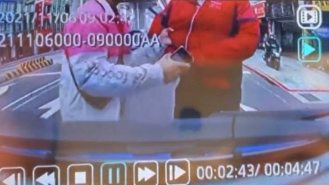 外送員再度被推到路上抓著男駕駛外套。（圖／Facebook 我是板橋人）