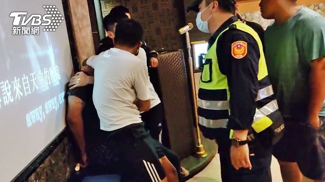 通緝犯謊報被拆穿!包廂發酒瘋 友怕他多扛罪幫警壓制