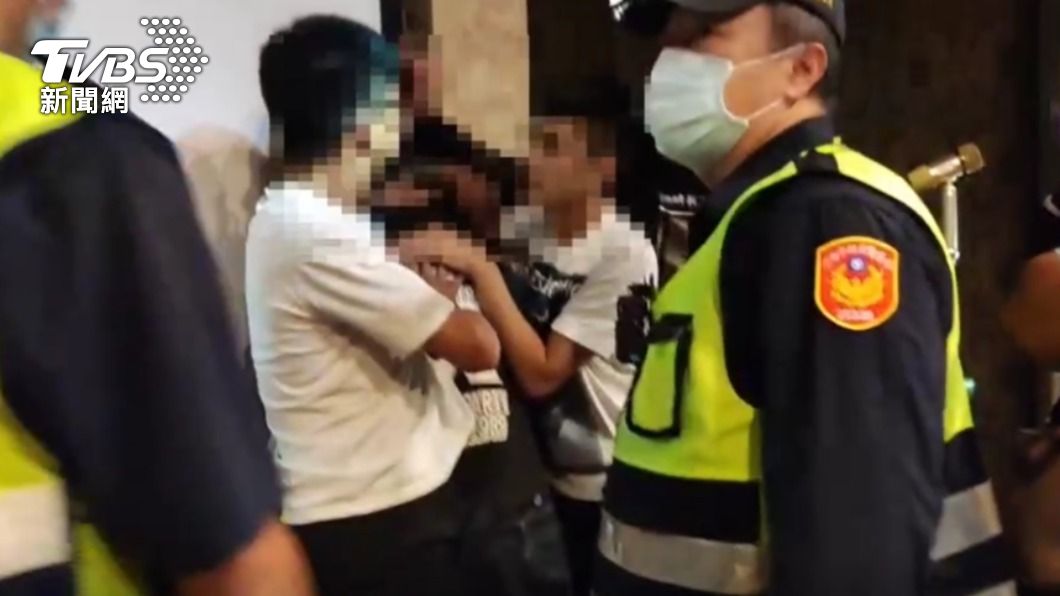 友人擔心陳男再扛罪，上前壓制。（圖／TVBS）