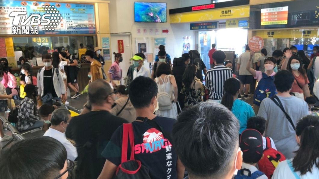 國內報復性旅遊大增，重創小琉球珊瑚礁生態。（圖／TVBS）