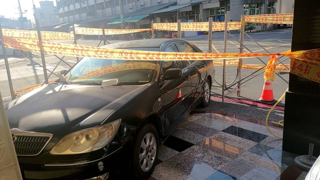 違停車擋家門口!屋主搭鷹架「封印」反制 嗆:都別出去