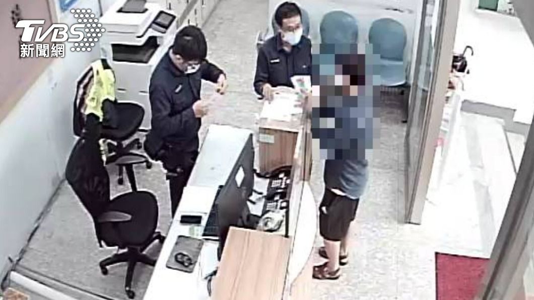 詹男到派出所。(圖/TVBS)