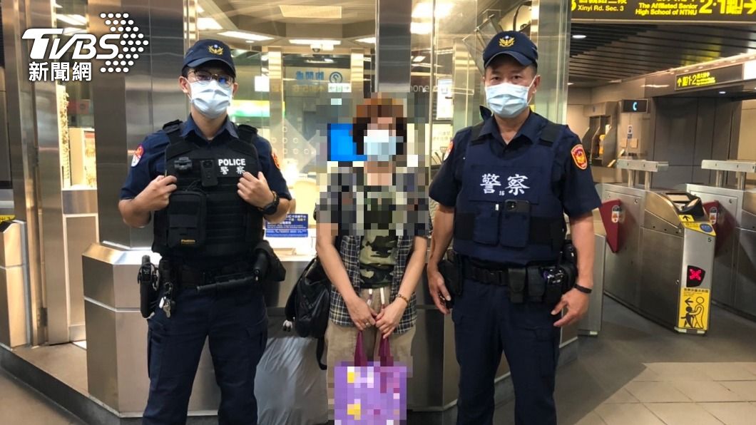民眾遺失物品找捷警求助。(圖/TVBS)