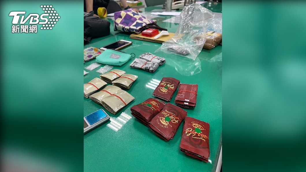 警方查獲關鍵訪客持有毒品。（圖／警方提供）