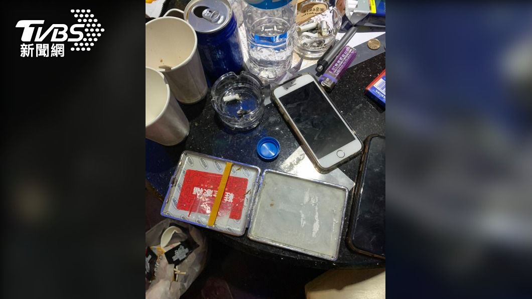 情侶全裸陳屍浴缸，警方在房間找到不明白色粉末及K盤。（圖／警方提供）