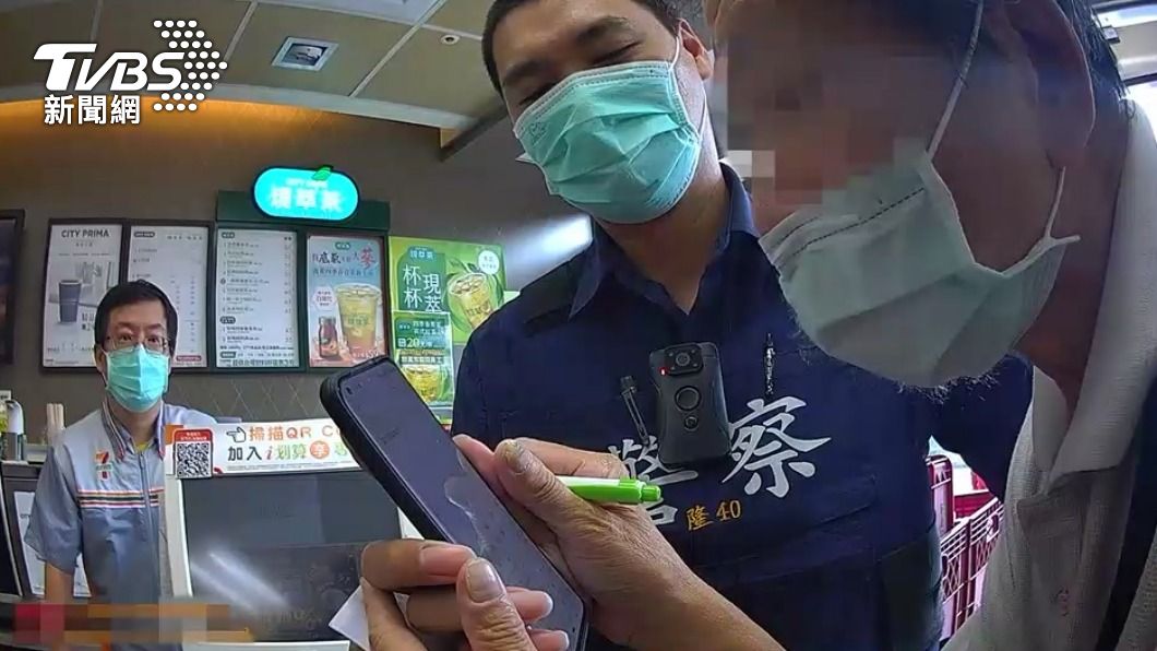 警方用手機文字說明詐騙手法。(圖/TVBS)