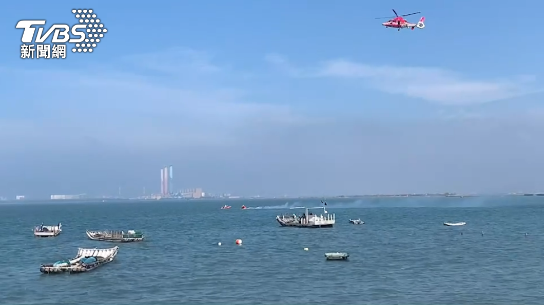 海巡及消防人員動用空勤搜索溺水的老翁。(圖/TVBS)