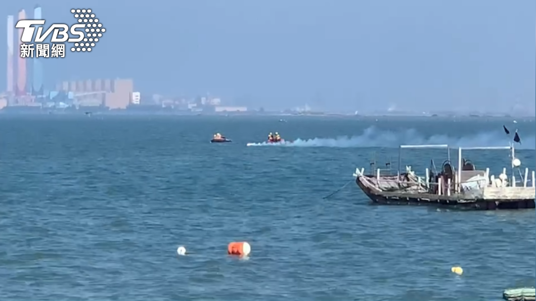 海巡及消防人員在什股海域搜索溺水的老翁。(圖/TVBS)