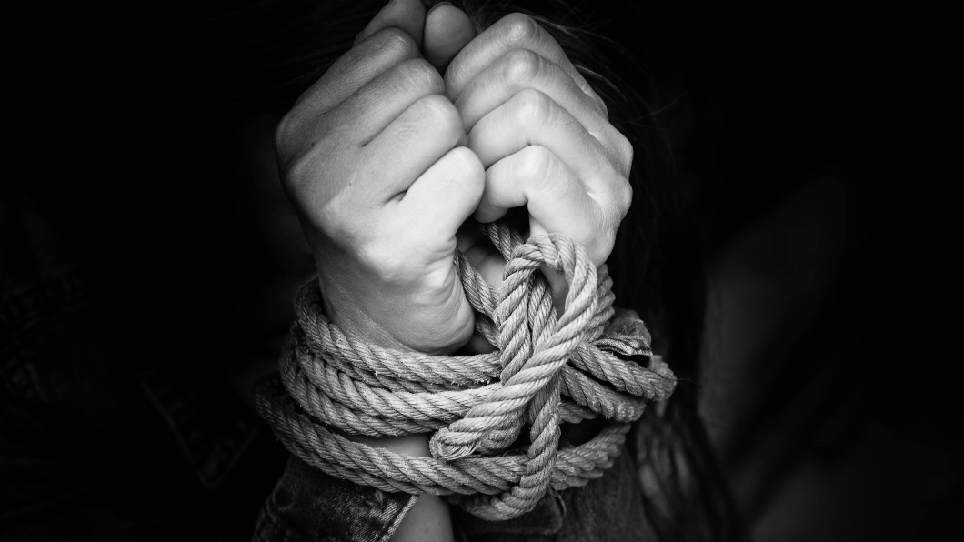 少女遭到綁架後，靠著比出求救手勢脫困。（示意圖／shutterstock達志影像）