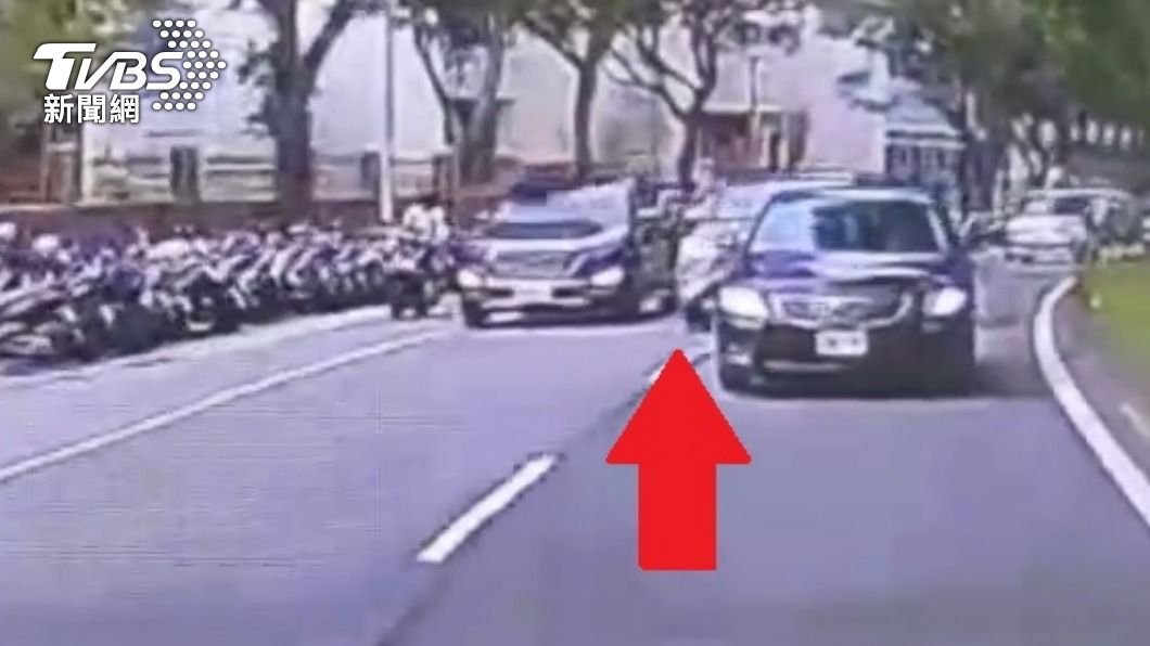 內側車道車輛變換車道不慎引發車禍。(圖/TVBS)