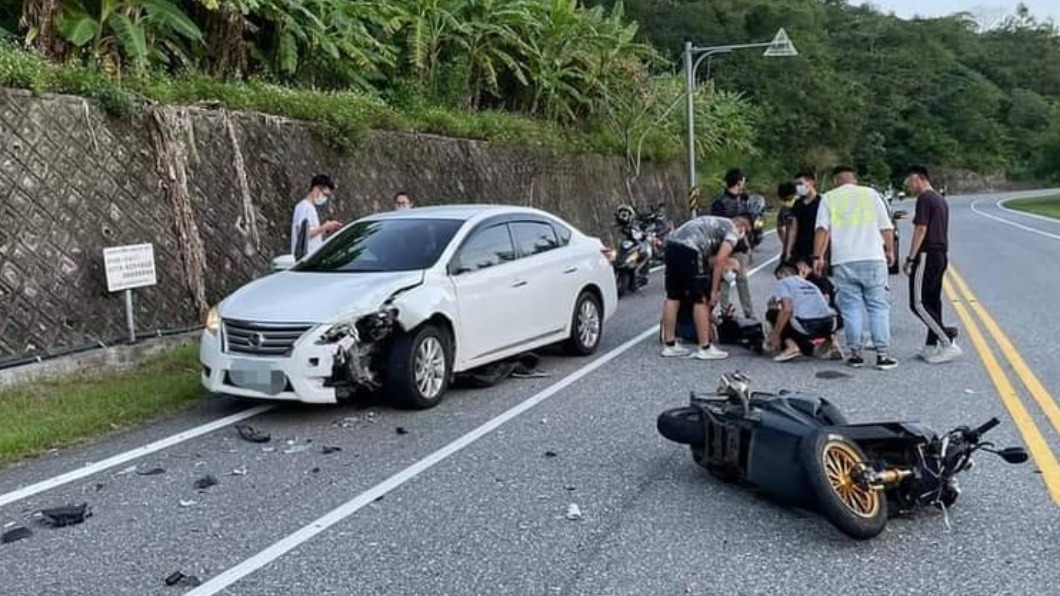 機車騎士「翹孤輪」衝入對向車道,撞上一輛白色轎車。(圖/翻攝自「爆廢公社公開版」臉書)