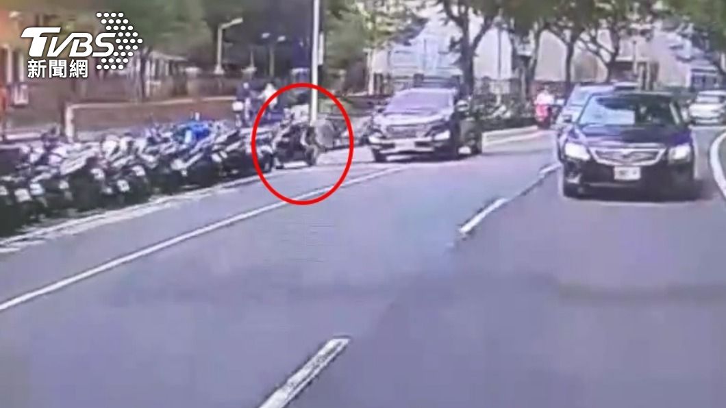 蝴蝶效應!變換車道未注意後方車況 害騎士連撞整排機車