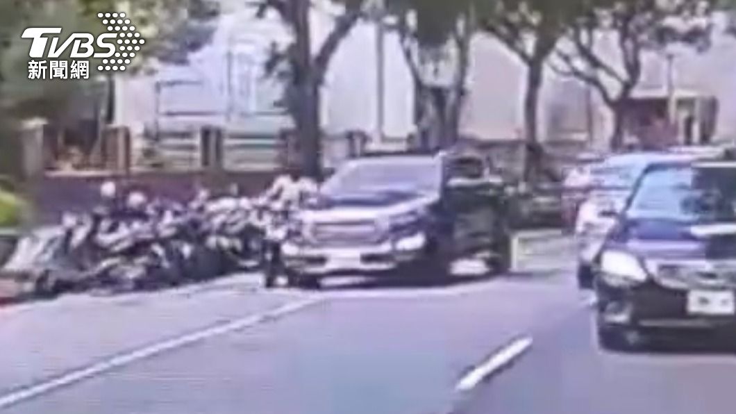 黑車與騎士發生碰撞。(圖/TVBS)