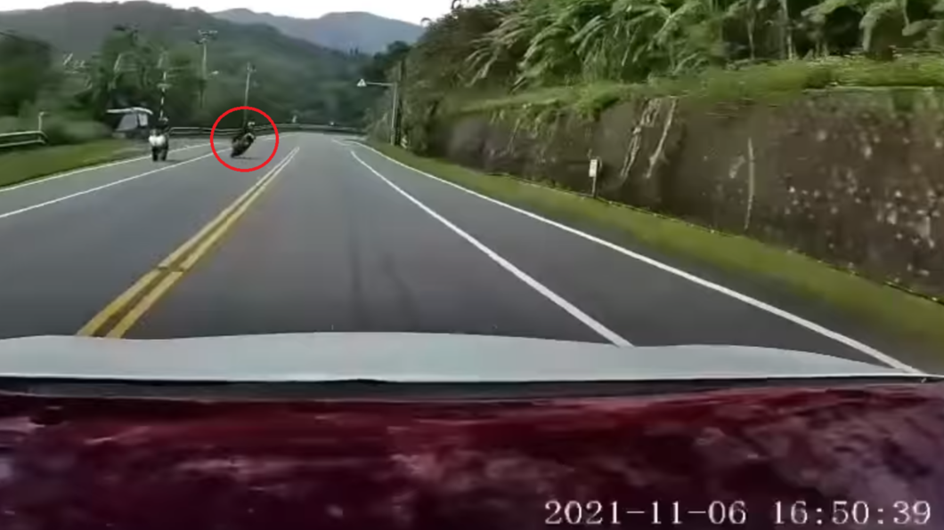 耍帥1秒鐘後GG!翹孤輪衝對向車道 女乘客嚇死狂尖叫