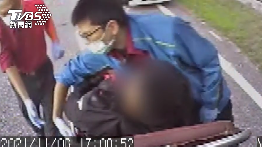 消防人員將譚男送醫治療。(圖/消防提供)
