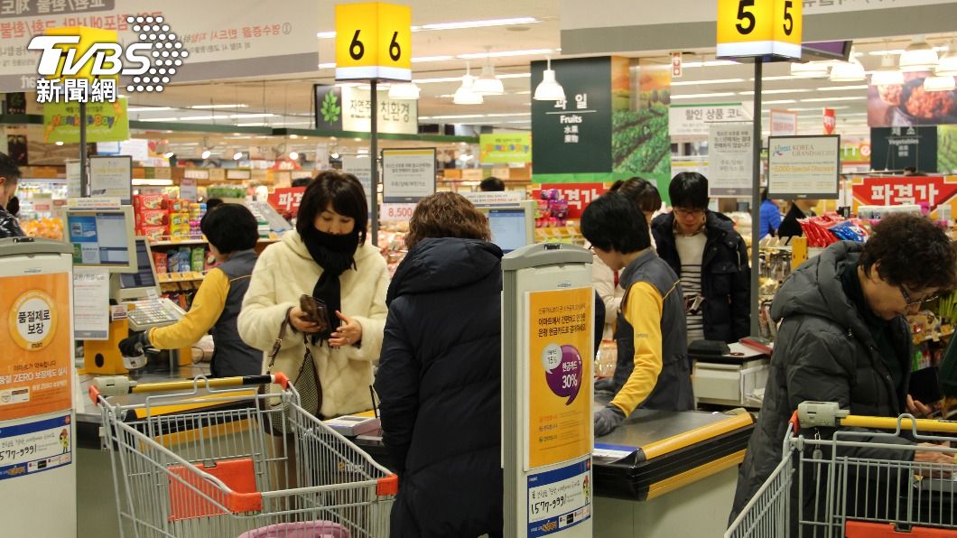 南韓民眾前往超市消費。（圖／達志影像美聯社）