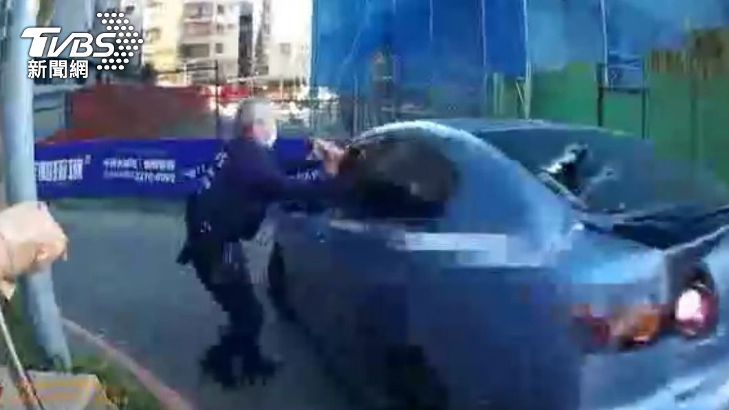 吳姓犯嫌在小巷弄駕車衝撞遭警方破窗。(圖/TVBS)
