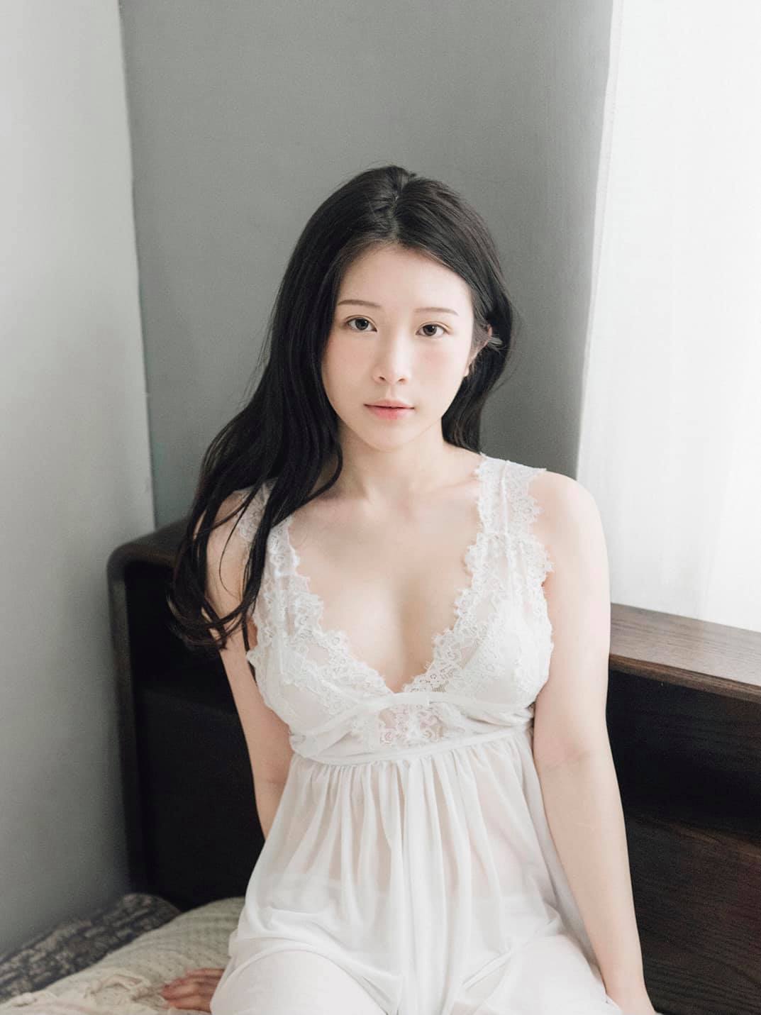 雞排妹擁有清純臉蛋、火辣身材。(圖/翻攝自鄭家純Facebook)