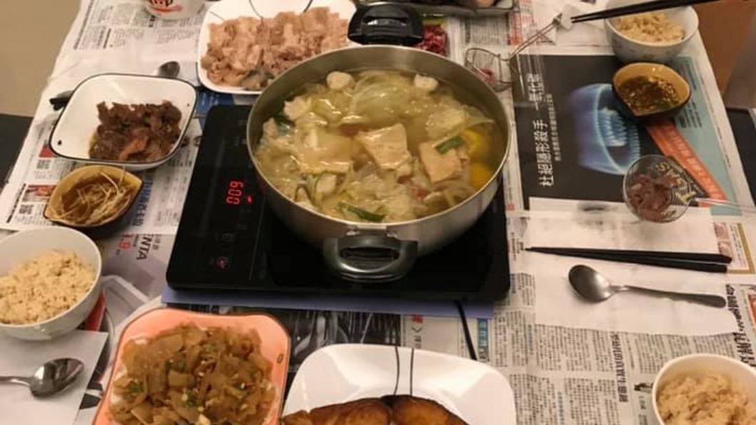 「鋪報紙吃飯」不衛生? 重症名醫:口水會反射性流下來