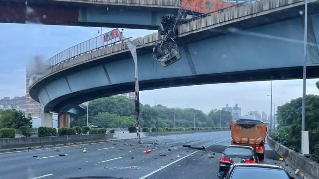 今早國道1號彰化段一輛貨車自撞護欄。（圖／國道警察提供）